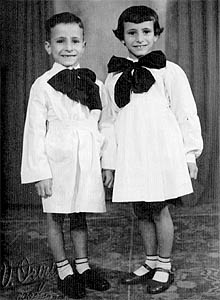 Con su hermana melliza