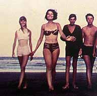 con sus hermanas en la playa