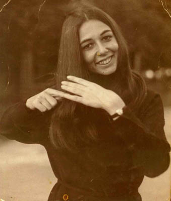 Silvia pein&aacute;ndose