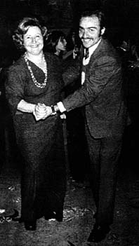 Bailando con su mama