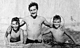 En la playa, con su papa y hermano