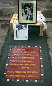 Baldosa en honor a Luis Elgueta y famila