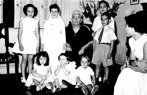 La familia de Patricia en la fiesta de comunion de su hermana