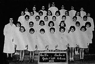 con sus compa&ntilde;eros de escuela