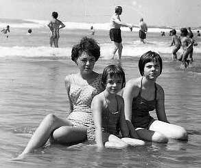 Beatriz Le Fur y familia en la playa