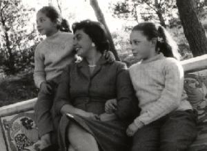 Con su mam&aacute; y su hermana mayor