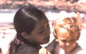 En la playa con su hermano Gast&oacute;n