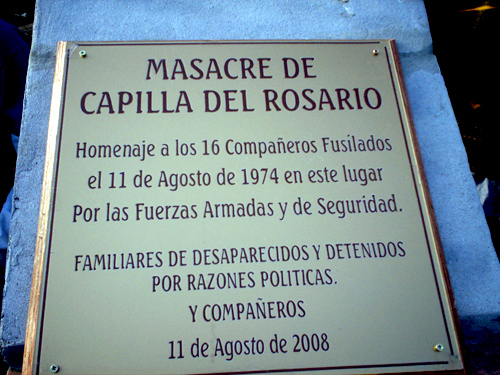 Placa recordatoria a la masacre de Capilla del Rosario