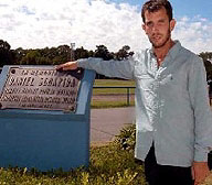 Daniel hijo con la placa de recuerdo de Daniel Schapira
