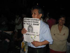 El padre de Edith Galvan Montero exigiendo justicia en Villa el 
Salvador